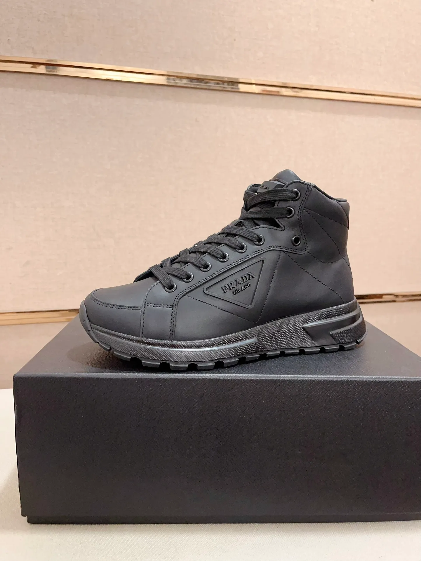 Men's shoes 💰 700💰 ✔️✔️✔️Top version High-quality new PRADA (Prada) counters are launched simultaneously, new men's shoes, 😘fabrics are selected from first-layer cowhide. Lining: Imported cowhide leather lining. 👍🏿High-end☄️Open-molded non-slip rubber outsole, exquisite lines, simple and elegant, comfortable and high-end for leisure travel. Number of yards: 38 to 44. Can be customized 45-46 non-returnable